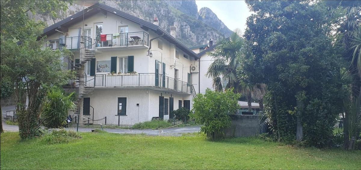 L For Lake Mandello del Lario Exteriör bild
