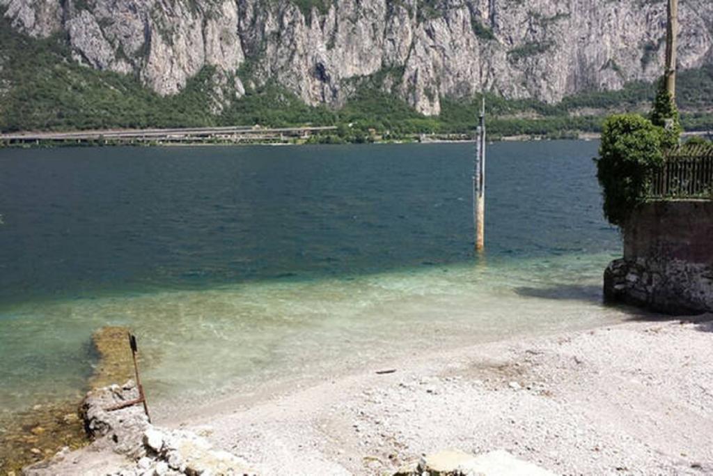 L For Lake Mandello del Lario Rum bild